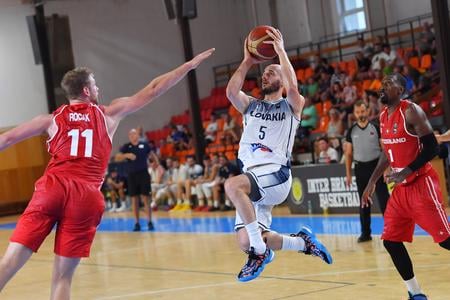 Šimon Krajčovič (s loptou) a Toni Ročak v súboji z prípravného zápasu Slovensko - Švajčiarsko.
