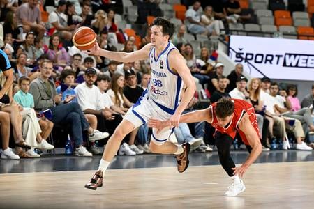 Timotej Malovec (s loptou) uniká Švajčiarovi Yurimi Solcovi. Mladší z bratov Malovcovcov bol najlepším strelcom sobotného zápasu.