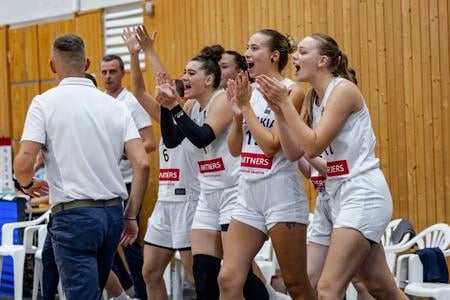 Mladé slovenské basketbalistky mali neraz dôvod na radosť v zápase proti družstvu Rumunsku, ktoré napokon zdolali o osem bodov.