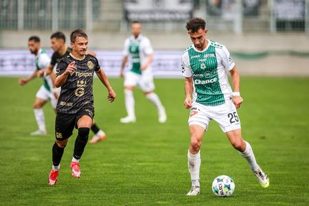 Náš stredopoliar v službách Jablonca Sebastian Nebyla (vpravo) zažiaril proti Hradcu Králové.