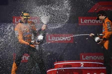Brit Lando Norris (vľavo) na McLarene oslavuje triumf na Veľkej cene Maďarska.