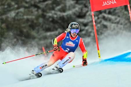 Švajčiarska lyžiarka Lara Gutová-Behramiová počas prvého kola obrovského slalomu žien na Svetovom pohári v zjazdovom lyžovaní v Jasnej 2024.