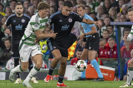 David Strelec (vpravo) a Arne Engeles z Celticu bojujú o loptu v zápase 1. kola ligovej fázy Ligy majstrov v sezóne 2024/25. Slovan v septembri minulého roka prehral v Glasgowe jasne 1:5.