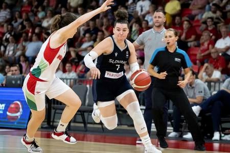 Anna Laura Molnárová (s loptou) bola najlepšia strelkyňa tímu Slovenska v zápase proti Maďarsku.
