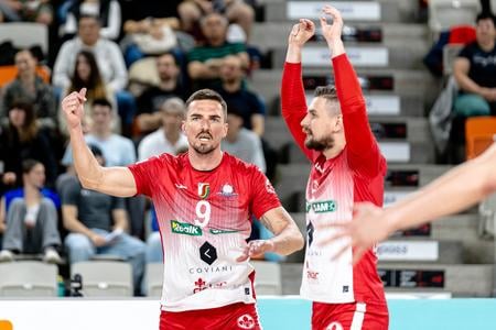 Peter Mlynarčík (vľavo) vymení červený dres Komárna za belasý.