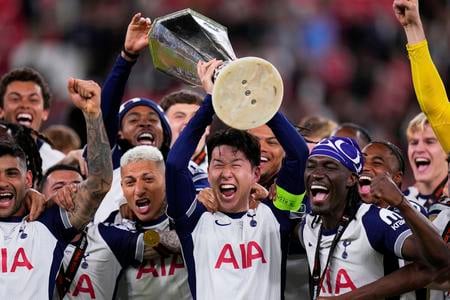 Na archívnej snímke z 21. mája 2025 juhokórejský futbalista Son Heung-min z Tottenhamu (uprostred) drží trofej nad hlavou a raduje sa so spoluhráčmi po výhre v zápase anglickej Premier League proti Manchesteru United.