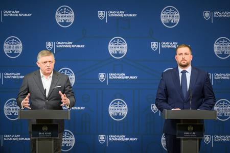 From left: Prime Minister Robert Fico (Smer) and Health Minister Kamil Šaško (Hlas).