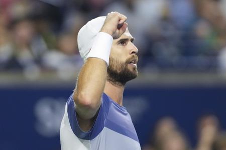 Ruský tenista Karen Chačanov reaguje po víťaznej výmene proti Alexandrovi Zverevovi z Nemecka počas semifinále mužskej dvojhry na turnaji ATP Masters 1000 v Toronte.