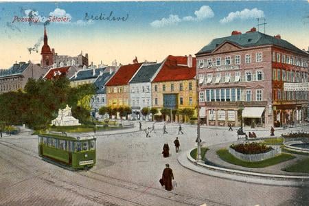In 1919, Hviezdoslavovo námestie was named after Lajos Kossuth.