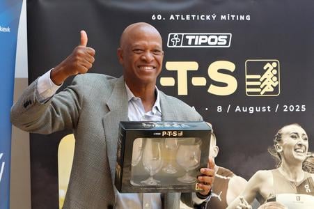 Na snímke atletická legenda Willie Banks počas brífingu v Cikkerovej sieni na Radnici v Banskej Bystrici 7. augusta 2025. 