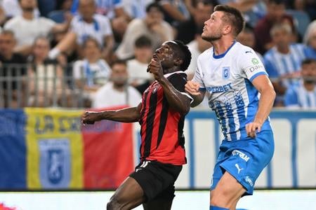 Philip Azango v súboji s hráčom Craiovy Jurajom Badeljom.