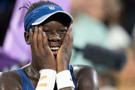 Kanadská tenistka Victoria Mboková sa teší z víťazstva vo finále ženskej dvojhry proti Japonke Naomi Osakovej na turnaji WTA 1000 v Montreale.