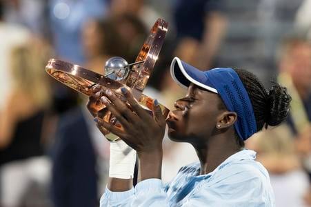 Kanadská tenistka Victoria Mboková pózuje s trofejou po víťazstve vo finále ženskej dvojhry proti Japonke Naomi Osakovej na turnaji WTA 1000 v Montreale 2025.