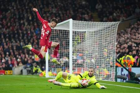 Brankár Lille Lucas Chevalier likviduje v Lige majstrov šancu Conora Bradleyho z Liverpoolu.