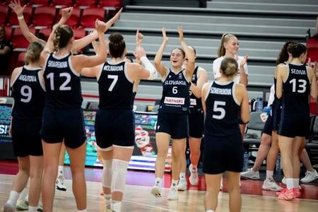 Takto sa radovali mladé basketbalistky Slovenska v Miškovci po víťazstve nad Gréckom v zápase o 5. miesto.