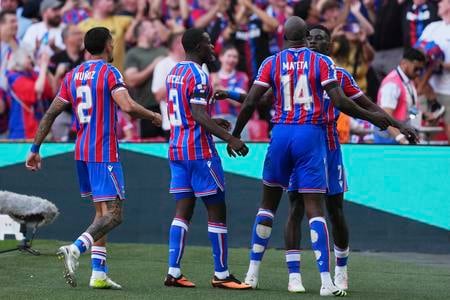 Hráči Crystal Palace oslavujú.