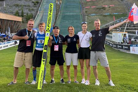 Slovenská výprava v Courcheveli. Zľava Adrián Kapustík, Hektor Kapustík, reprezentačný tréner Vladimír Frák, Kira Mária Kapustíková, Tamara Mesíková a asistent reprezentačného trénera Marián Mesík.