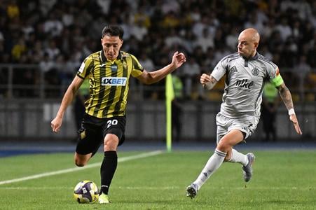 Snímka z prvého zápasu Kajrat - Slovan (1:0). Vpravo kapitán belasých Vladimír Weiss ml., vľavo hráč domácich Erkin Tapalov.