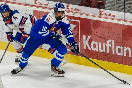 Hlinka Gretzky Cup: Pred zrakom Cháru napodobnil Dvorského. Výborný pocit, hodnotil hetrikový strelec Ozogány