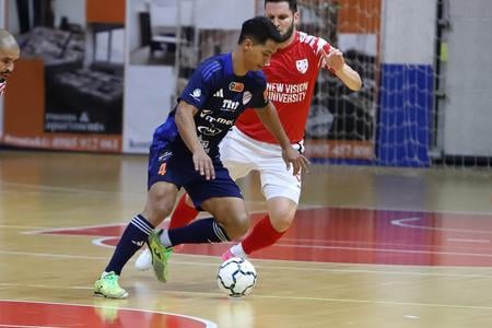 Juan Romero (Lučenec) a Irakli Todua (Tbilisi) bojujú o loptu počas zápasu 7. skupiny Ligy majstrov vo futsale mužov Georgians Tbilisi - Mimel Lučenec v Lučenci 24. októbra 2024. Ilustračné foto.,