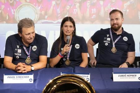 O výnimočnej generácii vedel tréner majsteriek Európy už skôr, z gratulantov ho prekvapil Filc