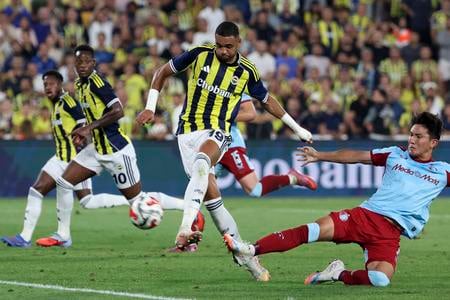 Tsuyoshi Watanabe sa snaží zabrániť v streľbe futbalistovi Fenerbahce Youssefovi En-Nesyrimu. Zo stretnutia 3. predkola LM Fenerbahce - Feyenoord 5:2.