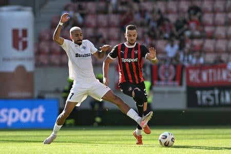 Na snímke vpravo hráč Trnavy Filip Twardzik a Lucas Villela z Hibernians počas odvetného zápasu 2. predkola Konferenčnej ligy FC Spartak Trnava - FC Hibernians Paola v Trnave vo štvrtok 31. júla 2025.
