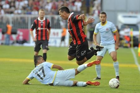 Spomienka na súboj Trnavy so Steauou pred trinástimi rokmi. Mário Bicák (Trnava) padá po zákroku Daniela Georgievskeho (Steaua) v odvete 3. predkola Európskej ligy UEFA v auguste 2012.