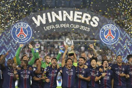 Na snímke hráč PSG Marquinhos (uprostred) sa raduje so spoluhráčmi po výhre v Superpohári UEFA proti Tottenhamu.