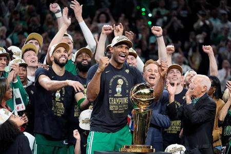 Basketbalisti Bostonu sa tešia zo zisku rekordného 18. titulu v NBA v roku 2024.