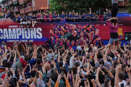 Oslavy titulu hráčov FC Barcelona s fanúšikmi po sezóne 2024/2025.
