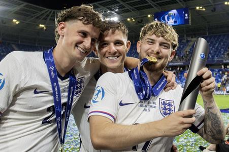 Takto James McAtee (v strede) oslavoval spolu s Harveym Elliottom a  Tylerom Mortonom koncom júna v Bratislave zisk titulu majstra Európy. V klube už takou hviezdou nie je. Manchester City ho postil do Nottinghamu.