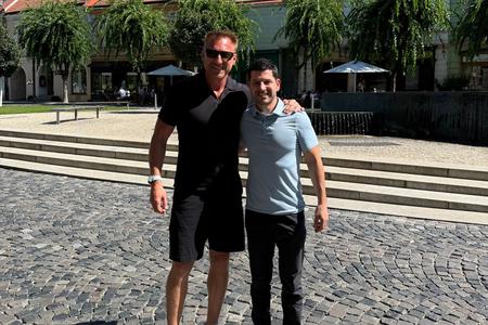 Marián Hossa s Kylom Davidsonom na námestí v Trenčíne.