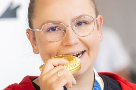 Denisa Baránková so zlatou medailou zo Svetových hier z čínskeho Čcheng-tu počas brífingu v Bratislave.
