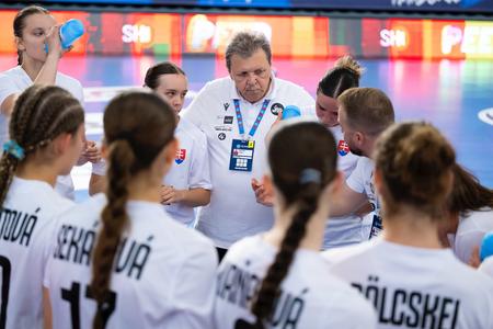 Pavol Streicher (v strede) so svojím víťazným tímom kadetiek Slovenska.