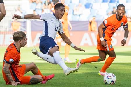 Zľava Luciano Valente (Holandsko), Omari Hutchinson (Anglicko) a Jorrel Hato (Holandsko) počas semifinále Anglicko - Holandsko na majstrovstvách Európy hráčov do 21 rokov v Bratislave.