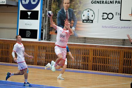 Hádzanárom MŠK Považská Bystrica pomohol k triumfu v Jičíne aj navrátilec do zostavy po vážnom zranení sánky Ľubomír Ďuriš (vľavo).