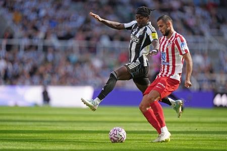 Ilustračná fotografia - Slovenský futbalista Dávid Hancko (vpravo) z Atletica Madrid.