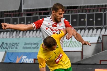 Richard Križan (vzadu) v súboji so žilinským Michalom Faškom.