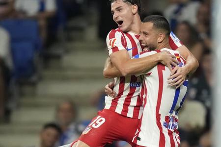 Dávid Hancko bol prvým gratulantom Juliana Alvareza, no ani to Atleticu na body nestačilo.