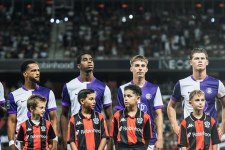 Mário Sauer (druhý sprava) nastupuje na svoj premiérový duel v drese FC Toulouse v Ligue 1
