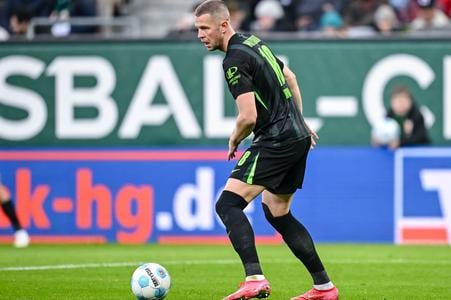 Na archívnej snímke z 15. marca 2025 slovenský futbalista v drese Wolfsburgu Denis Vavro.