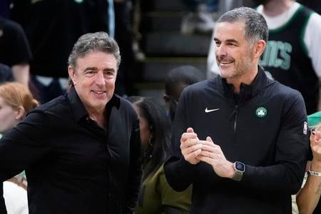 Bývalý a súčasný majiteľ klubu. Vľavo Wyc Grousbeck, vpravo William Chisholm.