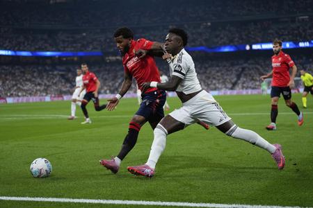 Valentin Rosier (vľavo) a hráč Realu Madrid Vinicius Junior bojujú o loptu v zápase 1. kola španielskej La Ligy v Madride.