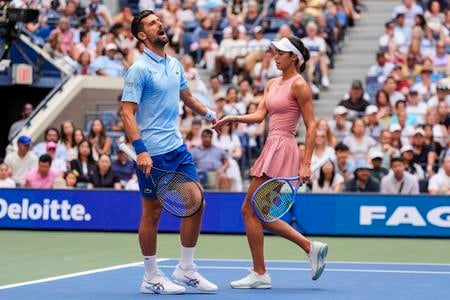 Srbská dvojica Novak Djokovič, Olga Danilovičová počas zápasu 1. kola miešanej štvorhry na US Open 2025