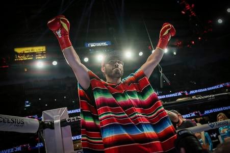 Julio Cesar Chavez Jr. prichádza na zápas proti youtuberovi Jakovi Paulovi v kalifornskom Anaheime.