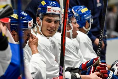 Juraj Slafkovský (v strede) v slovenskej reprezentácii počas majstrovstiev sveta 2024 v Ostrave.