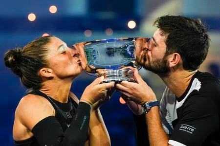Sara Erraniová a Andrea Vavassori s víťaznou trofejou.