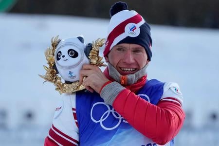 Alexander Boľšunov na zimných hrách v Pekingu získal 5 medailí. Pol roka pred ZOH 2026 nie je isté, či ich bude obhajovať.