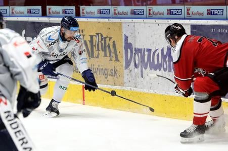 Na snímke zľava Marek Hrivík (Vítkovice) a Christián Michalčin (Banská Bystrica) počas 27. ročníka Memoriálu Pavla Zábojníka HC Vítkovice Ridera - HC MONACObet Banská Bystrica vo Zvolene 21. augusta 2025.